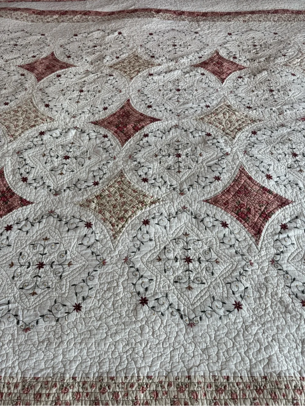 JC Penney 100% Cotton White/Dusty Rose Cal King+ Quilt Two Shams Floral Cottage